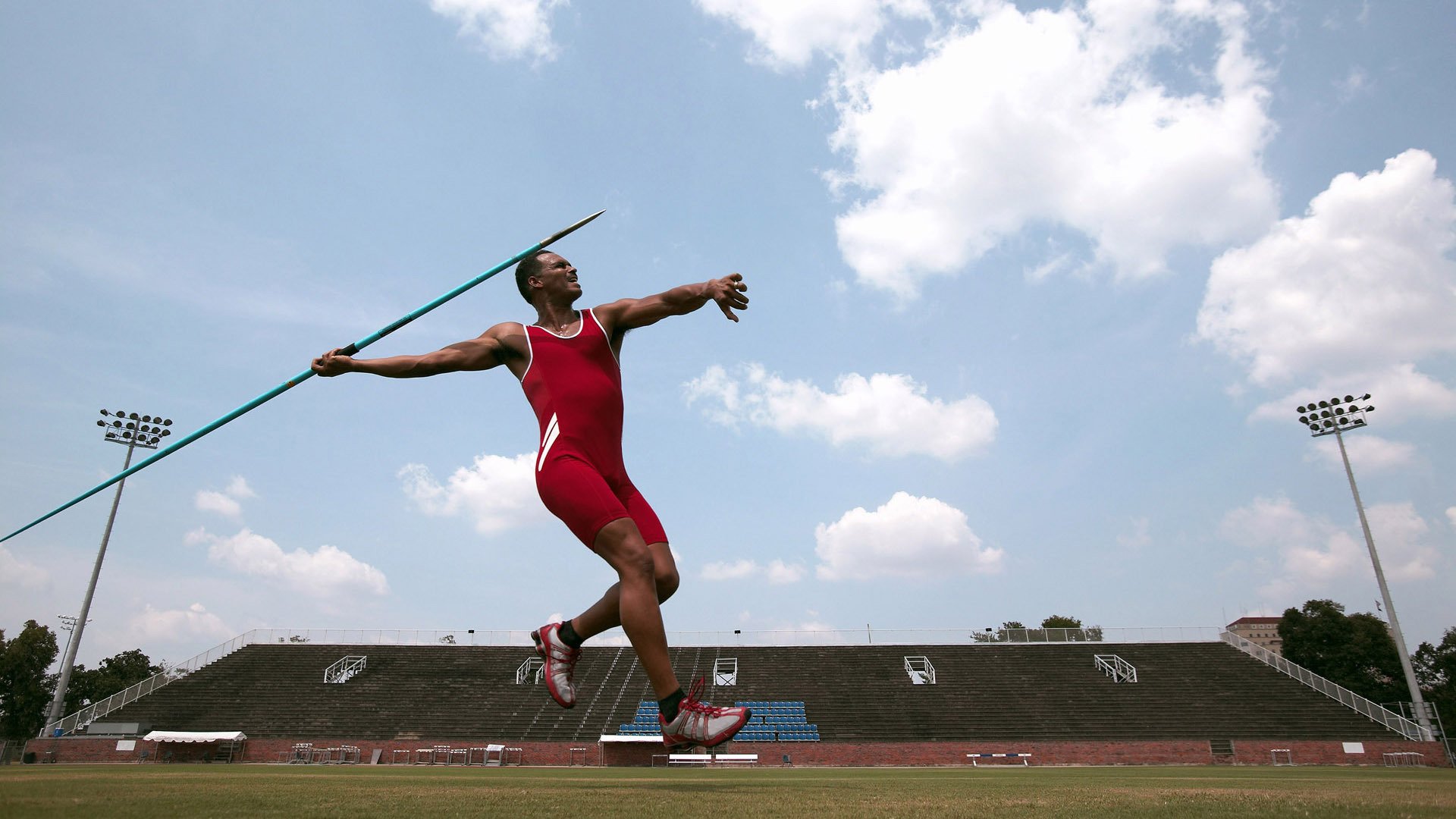 训练场地翻新完成球员训练积极性高涨表现更为投入，球场翻新方案
